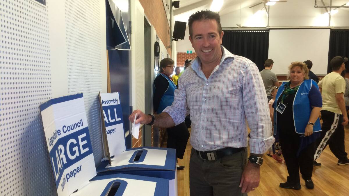 TOOLE TIME: The Nationals’ Paul Toole casts his vote at Bathurst Public School on Saturday. Photo: ALICE COOMANS 032815acPaulVotes