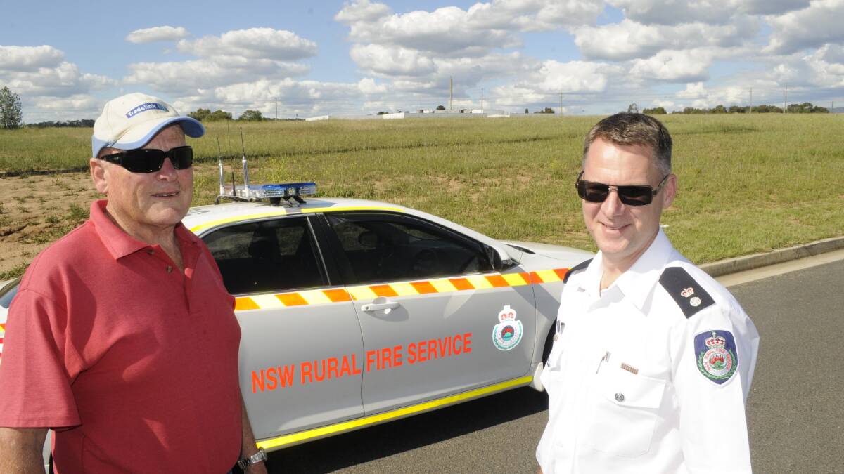 FIRE DANGER: Chifley NSW Rural Fire Service senior group captain Jeff Larsen with zone manager Superintendent Greg Wardle are gearing up for a busy fire season. Photo: CHRIS SEABROOK 111615crfsite