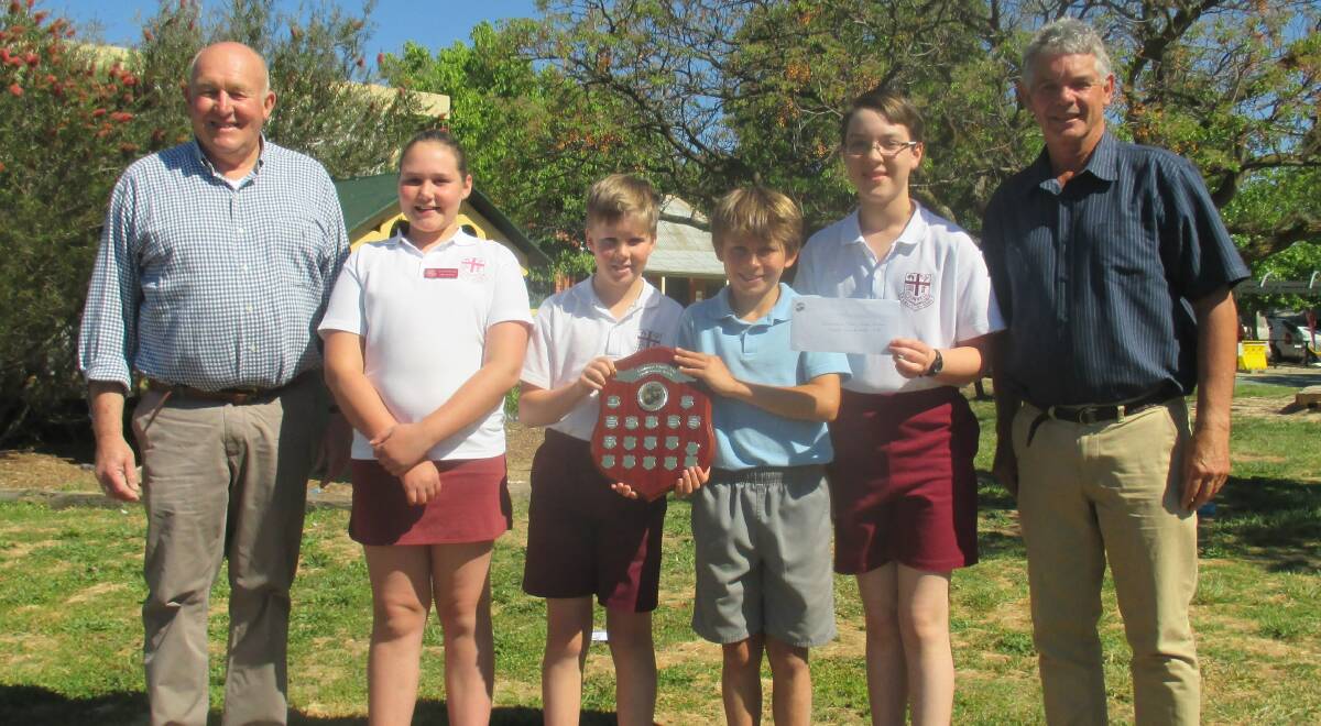 WELL DONE: Edgell Jog committee members Ian Pellow and (far right) Ray Stapley with O’Connell Public School students Erin Manton, Charlie Mason, Jesse Whitfeld and T.J. Henderson. Photos: SUPPLIED 112816jog2