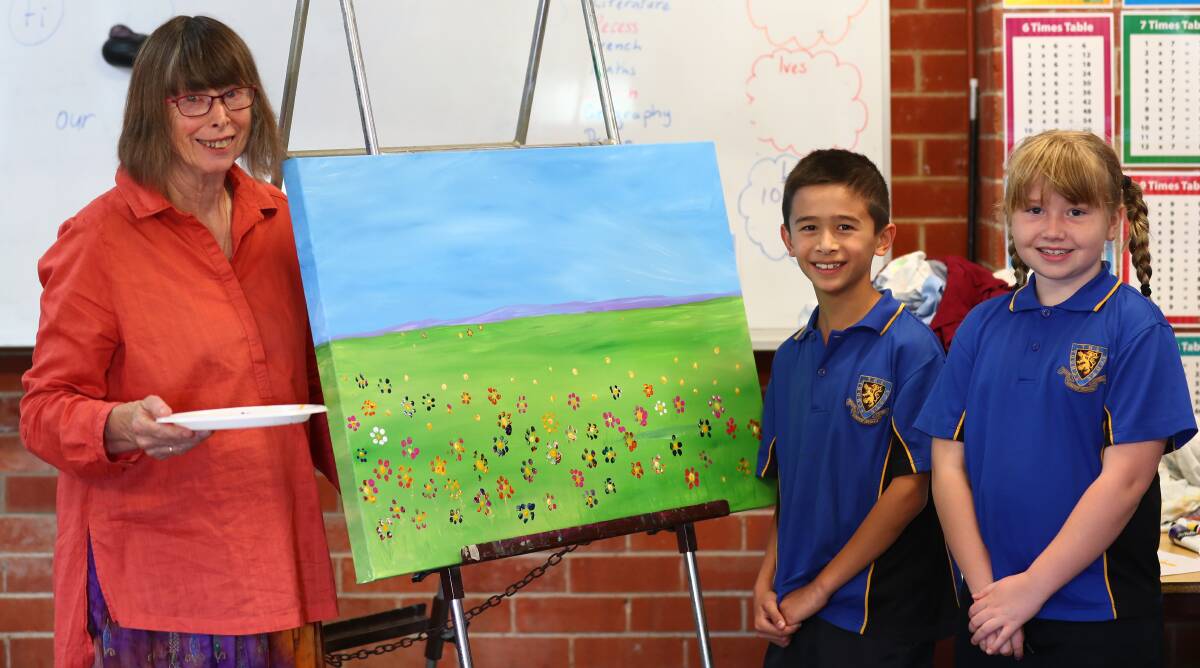 DAY FOR LEARNING: Wiradyuri artist Nyree Reynolds with Ayla Pigo-Baker, 9, and Benjamin Reynolds, 9, who is Ms Reynolds' grandson during the Aboriginal culture and art session. Photo: PHIL BLATCH 032118pbharmsoc4