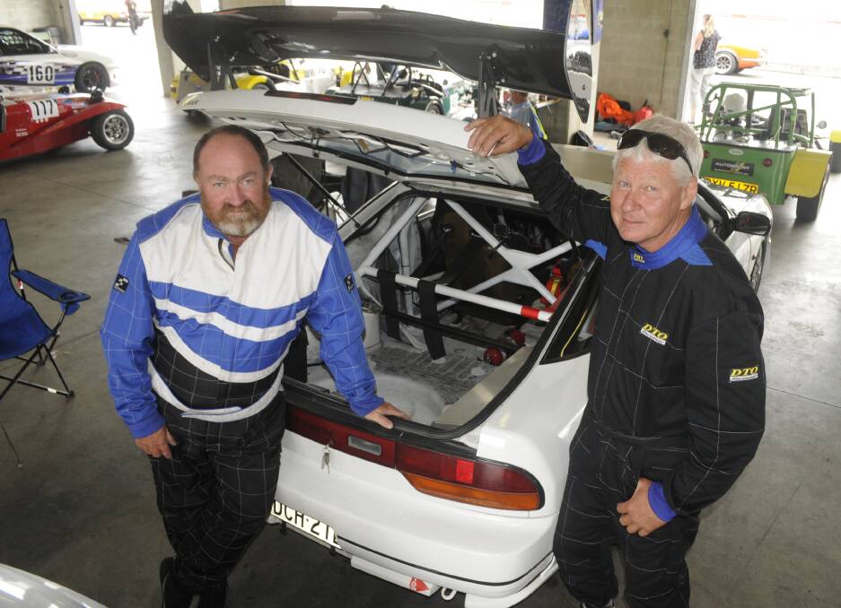 LOCAL TALENT: Bathurst men David Reynolds and Ron Meek were back for their second year. Photo: CHRIS SEABROOK 111917cmtp3