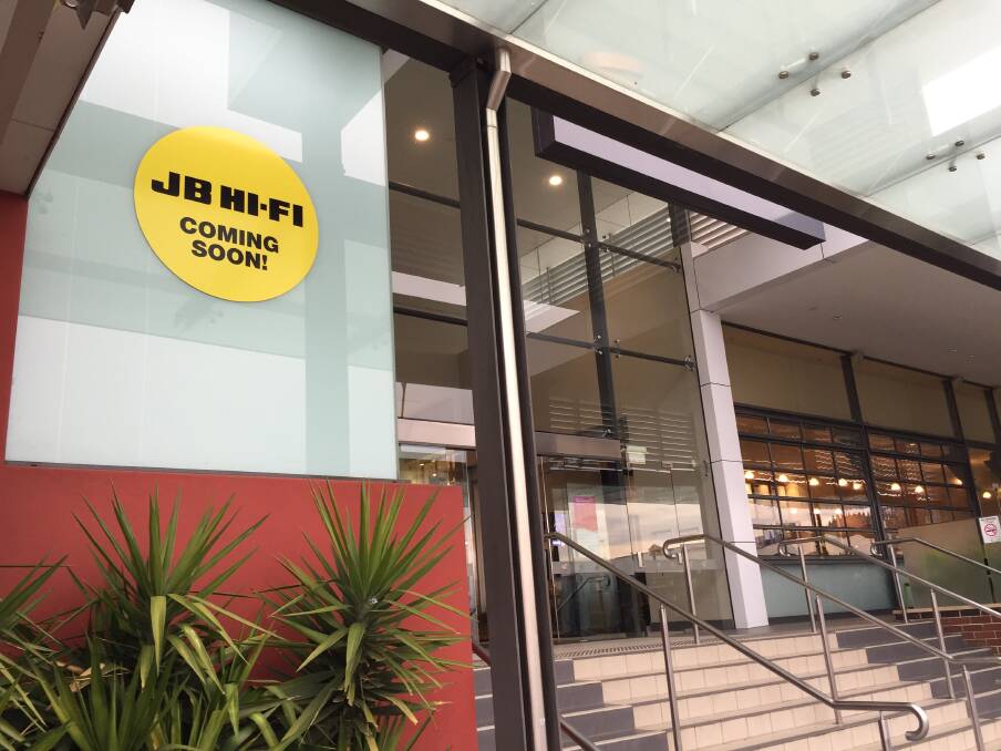 NEW RETAILER: JB Hi-Fi signs have been put up at the former Dick Smith store site in Bathurst City Centre. Photo: NADINE MORTON 061617nmjbhifi1