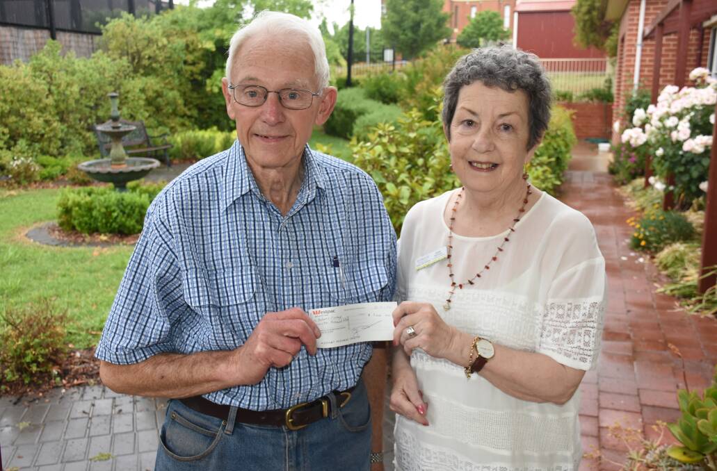 IN SUPPORT: Bathurst East Rotary Club member Robin Price hands a $1000 donation to Daffodil Cottage fundraising co-ordinator Jane Rawlings. Photo: NADINE MORTON 111617nmdaffodil1