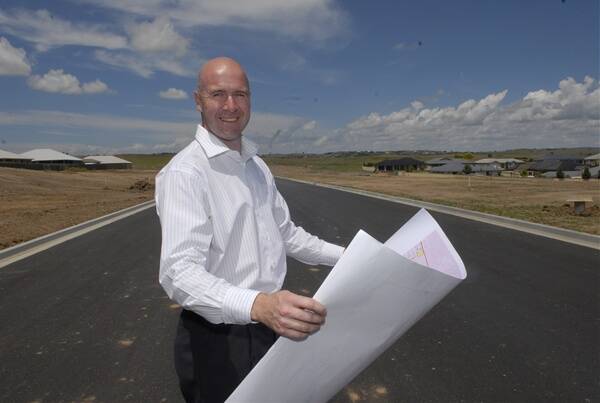 AVAILABLE SOON: Councillor Greg Westman goes over the plans for Bathurst Regional Council’s new Avonlea subdivision where lots are expected to go on sale next month. Photo: PHILL MURRAY 012111pavonlea