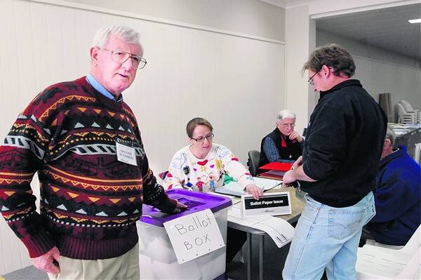 VOTE EARLY: Alan Smith Officer-in-charge of Bathurst’s pre-poll voting centre in Howick Street was hard at work yesterday. Photo: PHILL MURRAY 081610pvote
