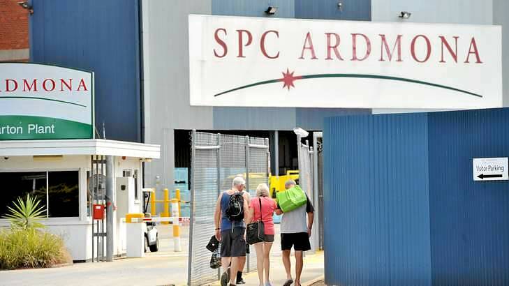 Crews arrive for work at the SPC Ardmona factory in Shepparton. Photo: Joe Armao