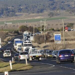 SO CLOSE ... BUT SO FAR: Yesterday’s westbound traffic jam, which started one kilometre east of the RTA’s fixed speed safety cameras on the Great Western Highway near Raglan, left hundreds of drivers stranded in a makeshift car park. Photo: CHRIS SEABROOK  062711ctjam1