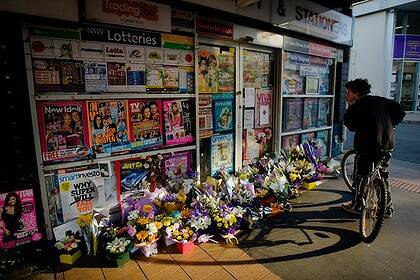 Tributes left outside the Lin family's newsagency at Epping Shopping Centre, in Rawson Street. Photo: James Brickwood, Monday 20th July 2009.