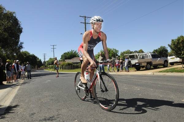 MASTER CLASS:  Professional athlete Tim Berkel surprised many by competing in the Bathurst Wallabies Tri Club’s race on Sunday. Photo: CHRIS SEABROOK 112110ctri1a