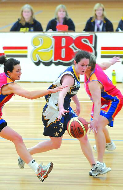 LEADER: Katherine Burke is one of only a handful of Goldminers State League players from last season that will return in 2010. Photo: ZENIO LAPKA       071109zbball4