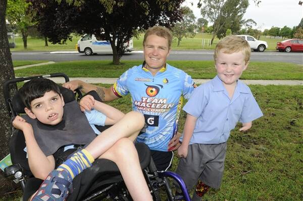 TEAM MACLEAN: King Cain Wallabies Triathlon Club member and John MacLean Foundation supporter Ryan Sargent has joined the local club’s fundraising efforts to inspire, motivate and enable great kids like Will Kemp, left, and Harry Clist chase their dreams. PHOTO: CHRIS SEABROOK 110910cause