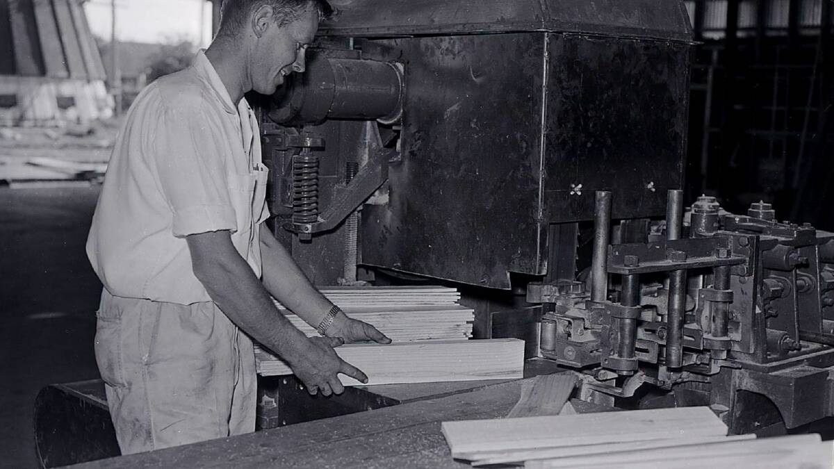 Max Laughton working at Wangarrie sawmill, February 1964. Photo: CWD Negative Collection, Orange & District Historical Society.