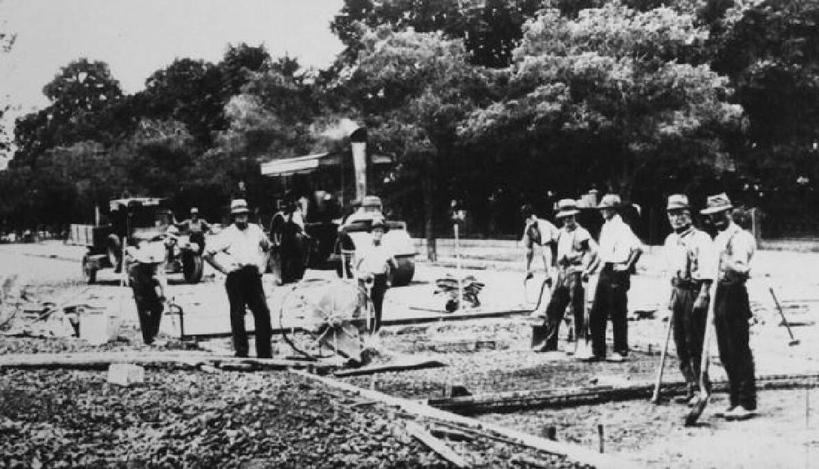Worker laying concrete in Summer Street, date unknown. Photo: The Collections of Central West Libraries.