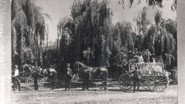 Walter Bosworth driving a horse drawn cart, Photo: Gregory, Albert E./ Bathurst Regional Council.