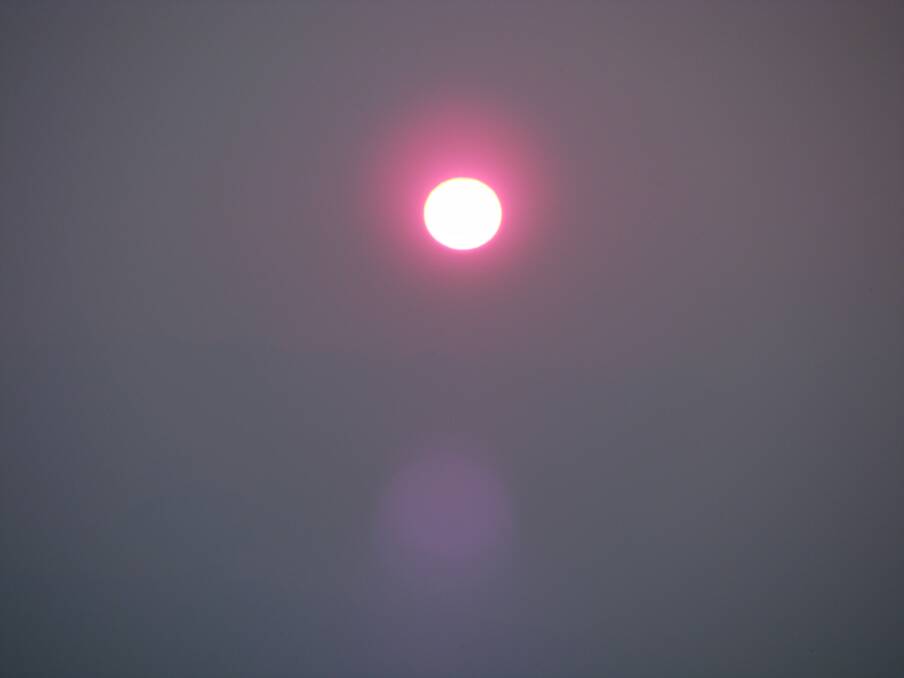 Oberon sunset through smoke haze from the burn off in the Blue Mountains. Photo: Maureen Lawson.