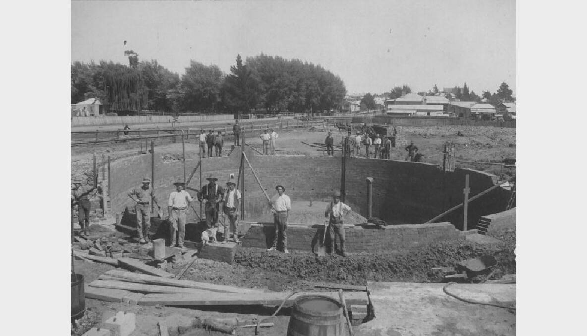 Construction of a Gas holder at Byng Street Orange, date unknown. Photo: The Collections of Central West Libraries.