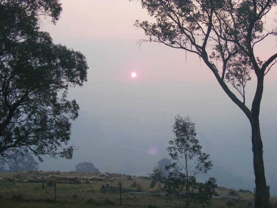 Oberon sunset through smoke haze from the burn off in the Blue Mountains. Photo: Maureen Lawson.