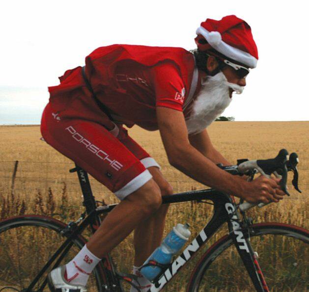 2009: Dean Windsor combined his supreme sporting talent with a dose of Christmas cheer in the Bathurst Cycling Club’s Christmas Hamper Race.