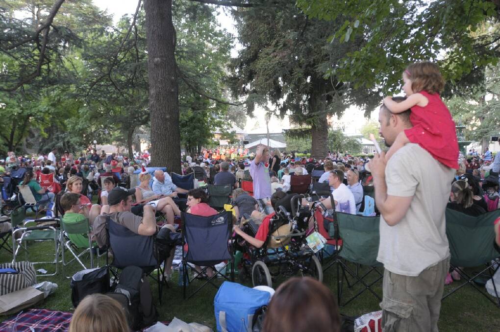 2009: The Machattie Park carols crowd.