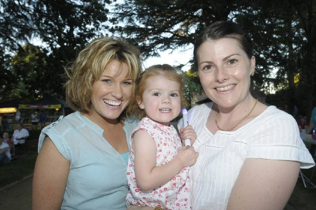 2009: Lisa Marshall, Kristy Larsen and her daughter Ashley, 3.
