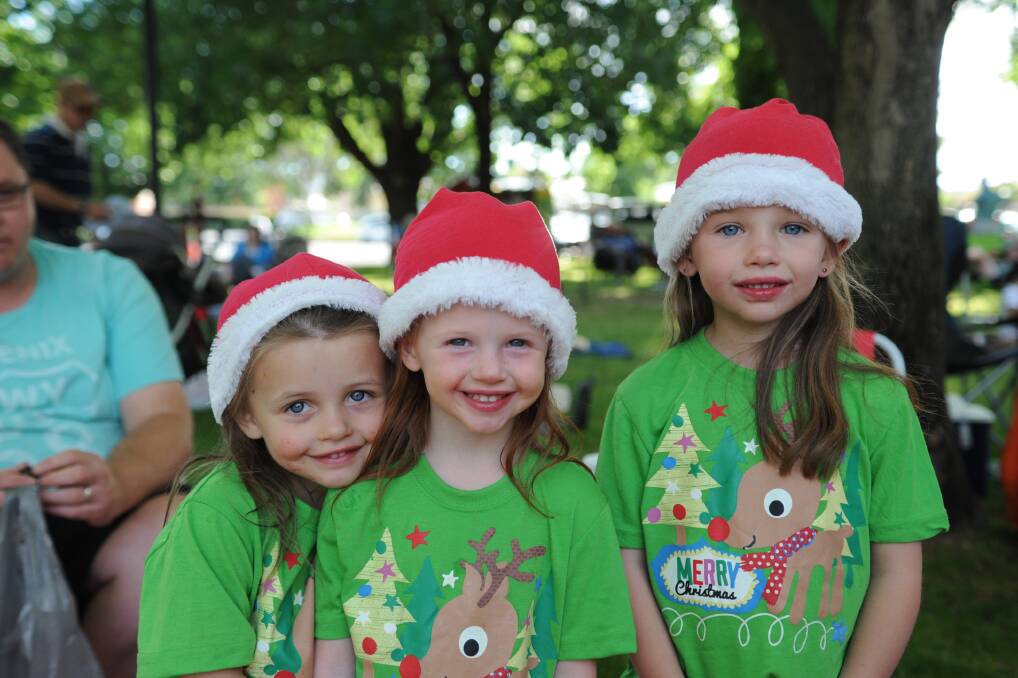 MERRY CHRISTMAS: Claire Taylor, Paige Taylor and Ella Taylor. Photos by: CLARE LEWIS 151213mac2