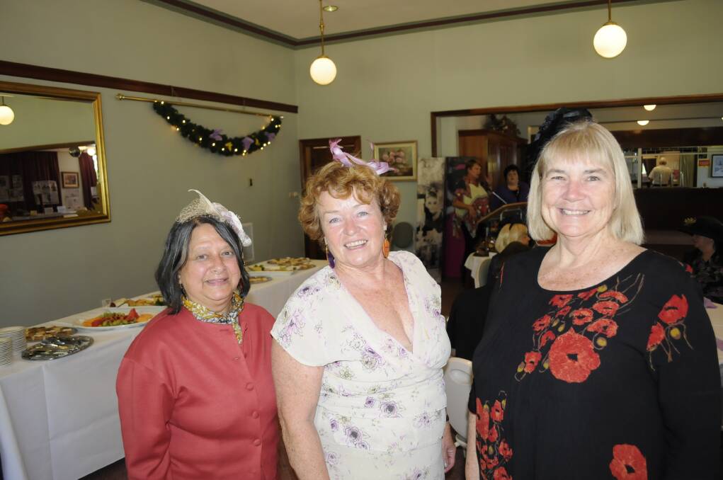 MELBOURNE CUP CELEBRATIONS: Bathurst Convention Centre function, Claire Newlyn, Margaret Keech, and Linda Heslop.   PHOTOS: Chris Seabrook. 110513con9