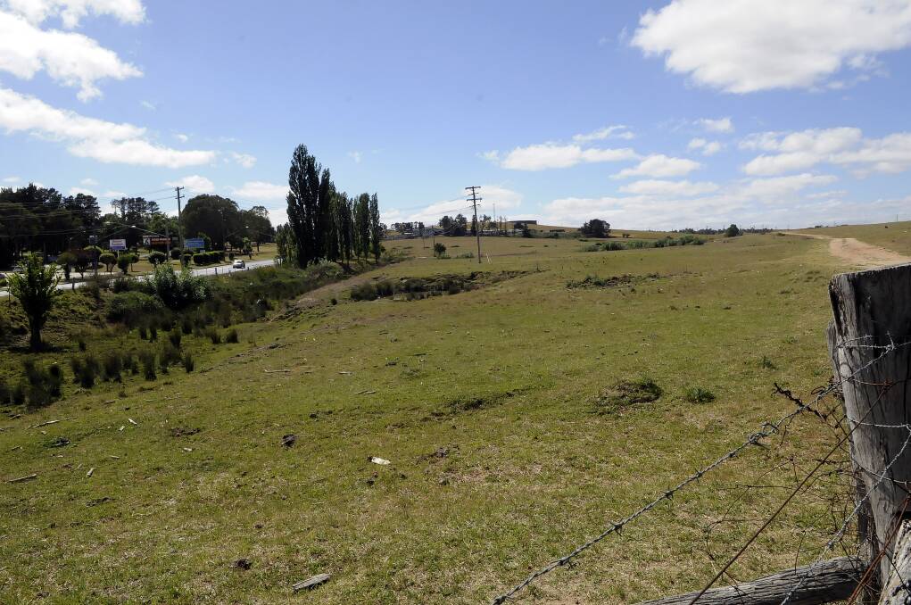 GATEWAY: Bathurst Regional Council will consider a report tonight for zoning changes to this site between Kelso and Raglan which could see the development of a Gateway Enterprise Park, including a rail spur, on the eastern entrance to the city. 	112012praglan