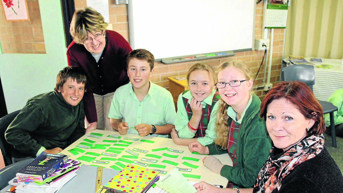 MUDGEE: Cudgegong Valley Public School Principal Andrea Lester drops into Pat Williamson’s 6W class dur- ing the school’s Education Week activities. Pictured with students (from left) Nick Bennett, Ryan Box, Amber Fitzgerald, and Meg Pollard.