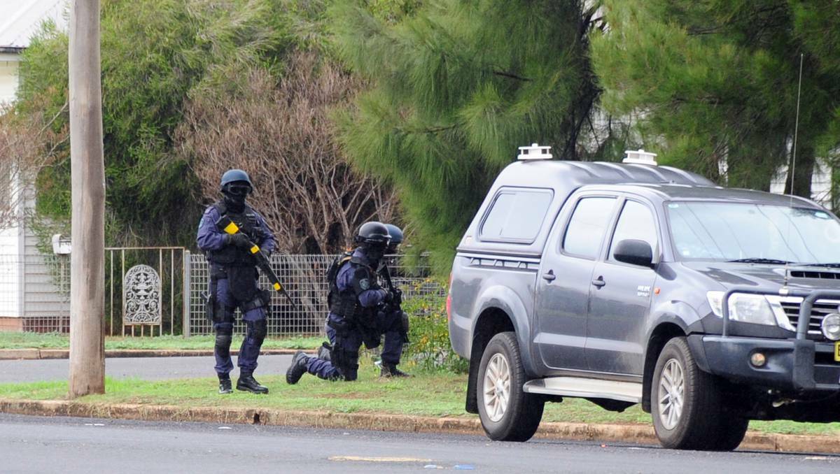 DUBBO: A series of raids by police in Dubbo on Thursday resulted in a string of arrests and saw hundreds of thousands of dollars worth of illegal drugs removed from the streets.
