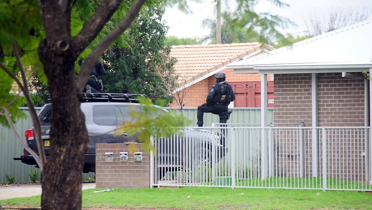 DUBBO: A series of raids by police in Dubbo on Thursday resulted in a string of arrests and saw hundreds of thousands of dollars worth of illegal drugs removed from the streets.