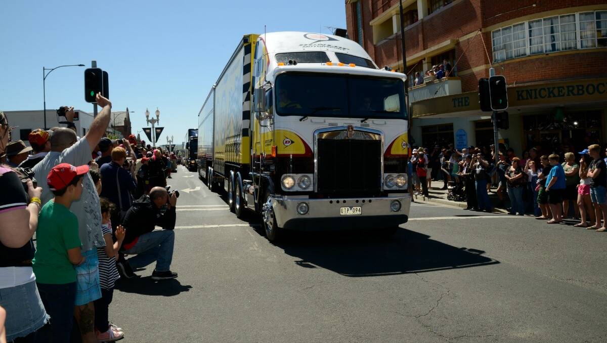 Races fans from across Australia took to the streets of Bathurst on Wednesday morning for the Bathurst 1000 for the V8 Supercar Transporter Parade and the driver signing.