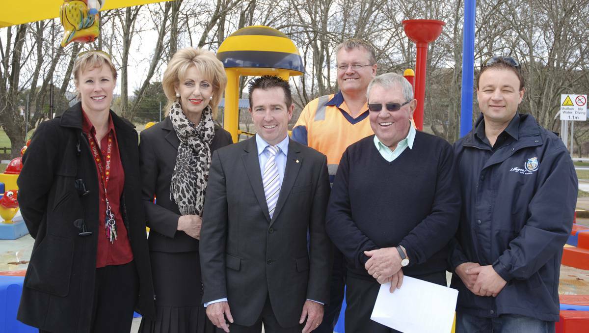 LITHGOW: On Tuesday State Member Paul Toole announced approval for a low interest loan to Lithgow Council to complete the aquatic centre. Pictured: Secretary of Lithgow Swimming Club Jody Stewart, mayor Maree Statham, Member for Bathurst Paul Toole, councillors Peter Pilbeam, Ray Thompson and Frank Inzitari. Photo: TROY WALSH lm073013pool