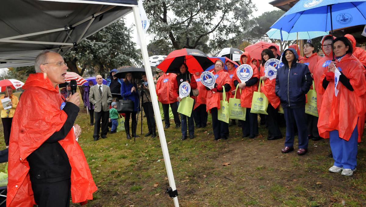 BATHURST: Bathurst Medical Staff Council chairman Dr Ray Parkin addresses Wednesday's community rally in the pouring rain. Photos by: PHILL MURRAY 052213prally1