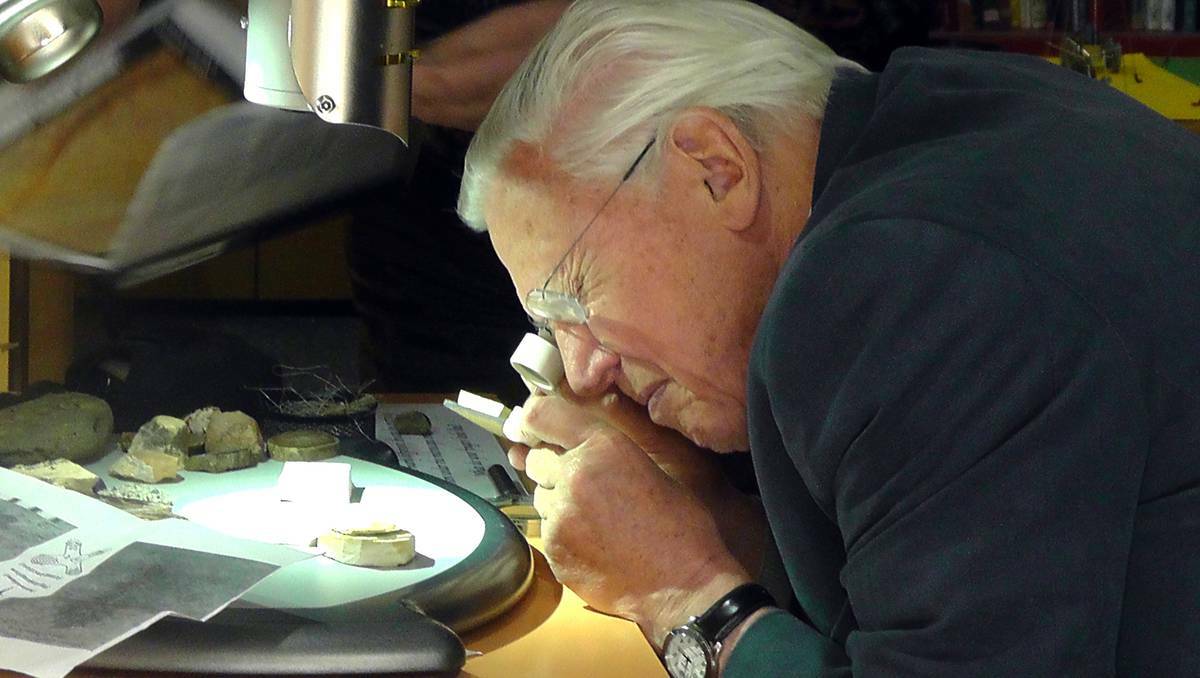 Sir David Attenborough takes a close look at the 360 million year old fossils at Canowindra’s Age of Fishes Museum