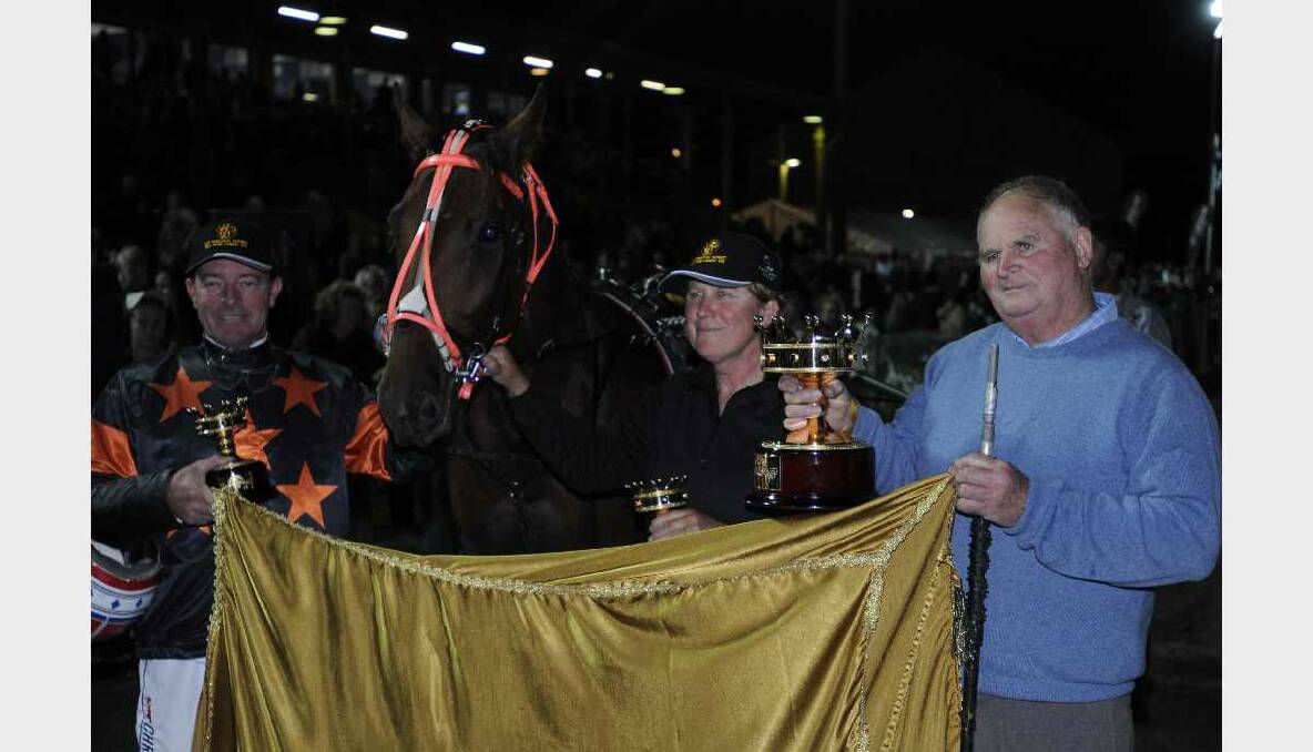 Chris Alford/Jayne Davies(Trainer) & Noel Alexander with Soho Valencia/Bathurst Gold Crown Final winner in 2011. Photo; CHRIS SEABROOK 032611crown7c