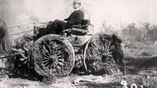 Bishop Long, bogged down in the mud in his horse drawn cart, 1914. Photo: Gregory, Albert E./ Bathurst Regional Council.
