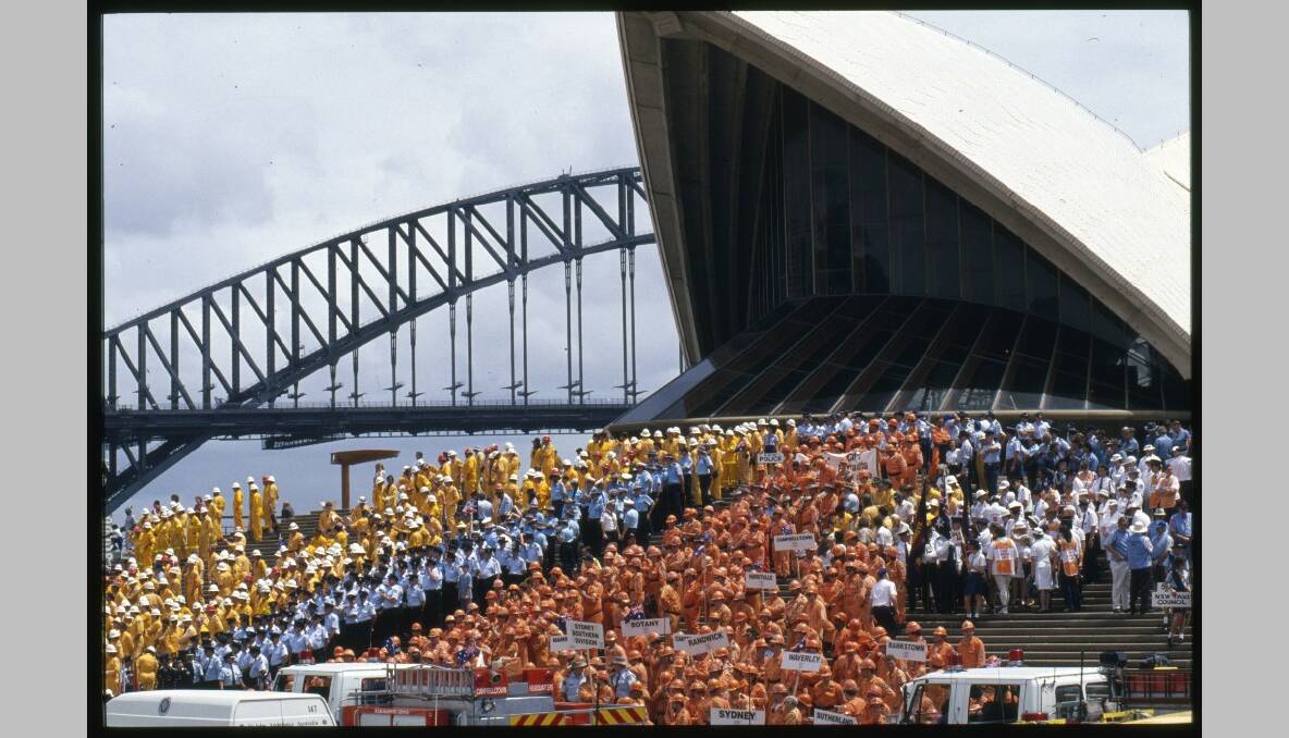 Thank you parade in Sydney for firefighters, 1994. Photo: National Archives of Australia