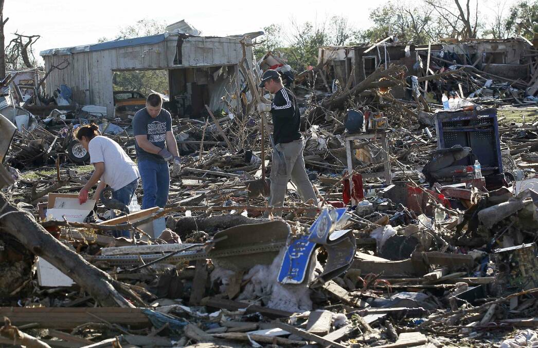 People try to salvage belongings from their tornado-ravaged homes in Moore, Oklahoma May 21, 2013. Photo: REUTERS/Rick Wilking
