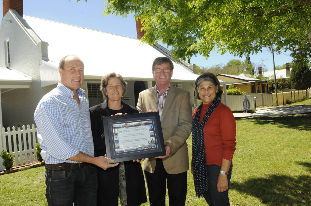 HERITAGE CERTIFICATE: Home owners Murray Arnold and Annie Balcomb receive their National Trust award from Bathurst mayor Gary Rush and National Trust representative Libby Loneragan.  Photo: PHILL MURRAY 102513ptrust1