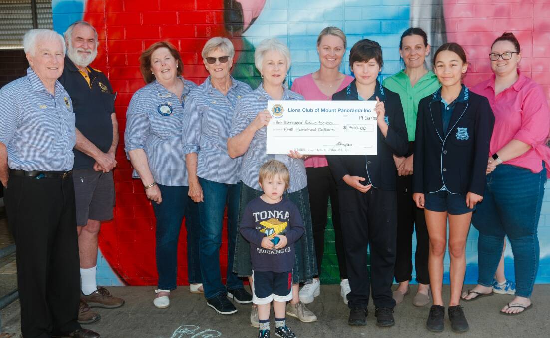 Members of the Mount Panorama Lions Club donating $500 to P&C members and school leaders of South Bathurst Public. Picture by James Arrow