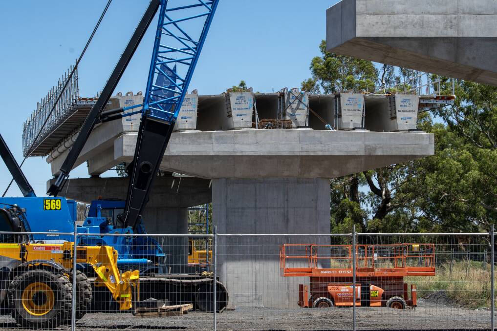 Girders are lowered onto the pillars at the New Dubbo Bridge construction site. Picture by Belinda Soole.