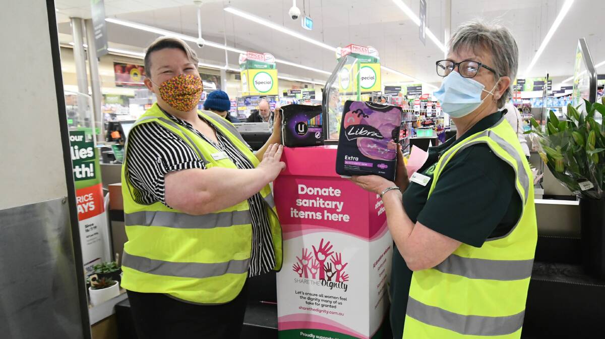 Woolworths Bathurst assistant manager Karen Ferguson and team manager Sue Noyen. Photo:CHRIS SEABROOK 081120cdignity1