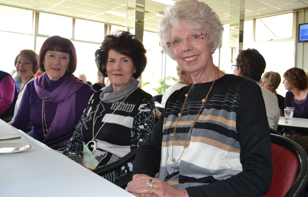 FUNDRAISER: Margaret McIntosh, Patricia Robinson, Marion Gray at the Bathurst Golf Club on Friday. 050517can2