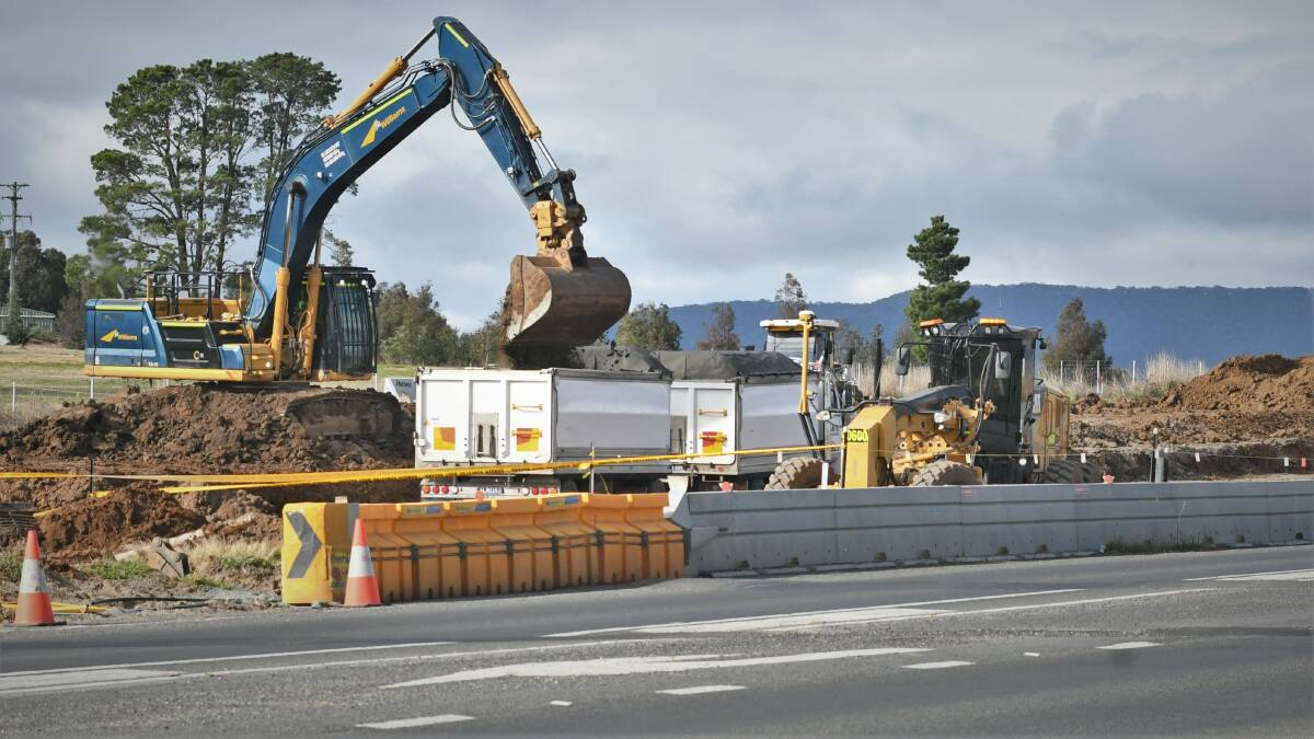 UPGRADE: Work continues on the new section of the Great Western Highway east of Raglan near the Airport turn off road. Photo:CHRIS SEABROOK 071822craglan3