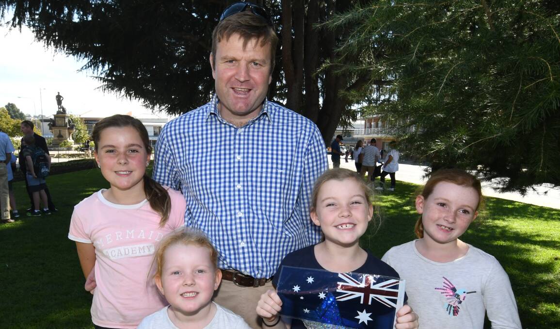 FAMILY: Paul Jones with his daughters Annabelle, Olivia , Sophia and Charlotte. 042518canzac14