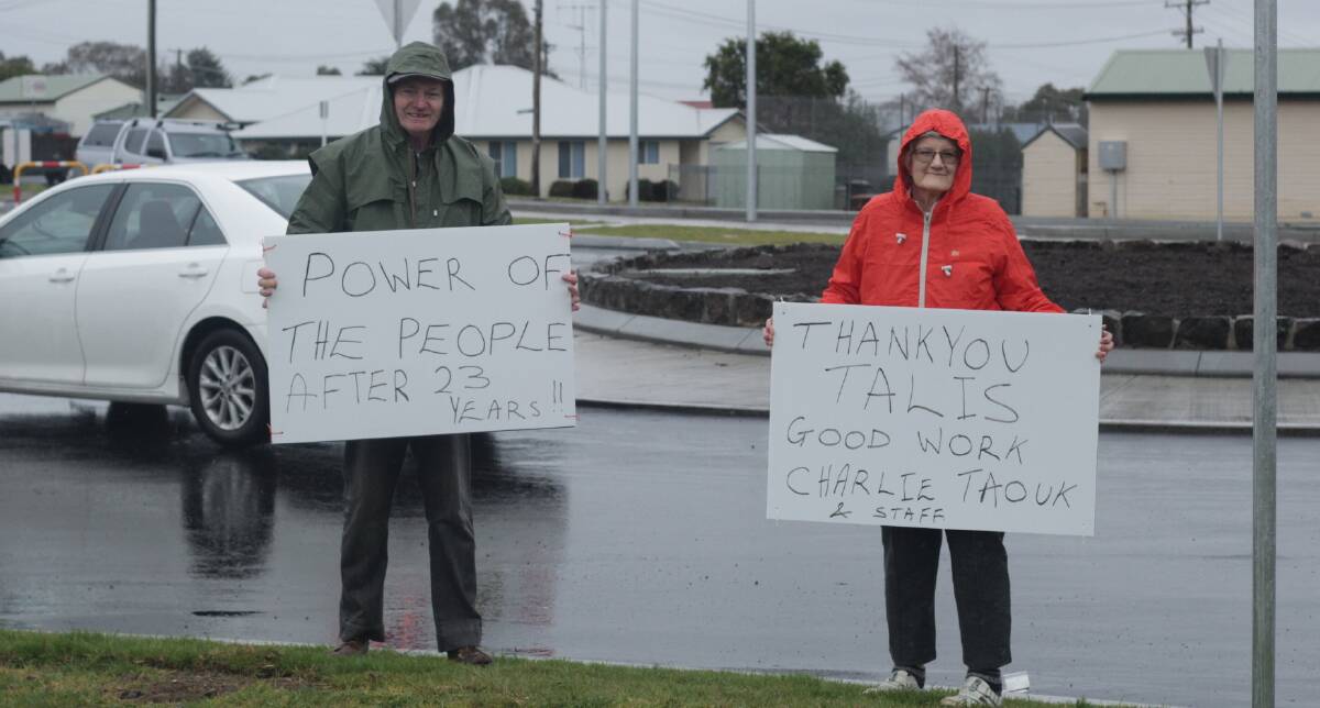 THANK YOU: Bathurst community campaigners Kent and Dianne McNab with their signs near the new roundabout at the intersection of Suttor, Mitre and Lambert Street. Photo: BRADLEY JURD