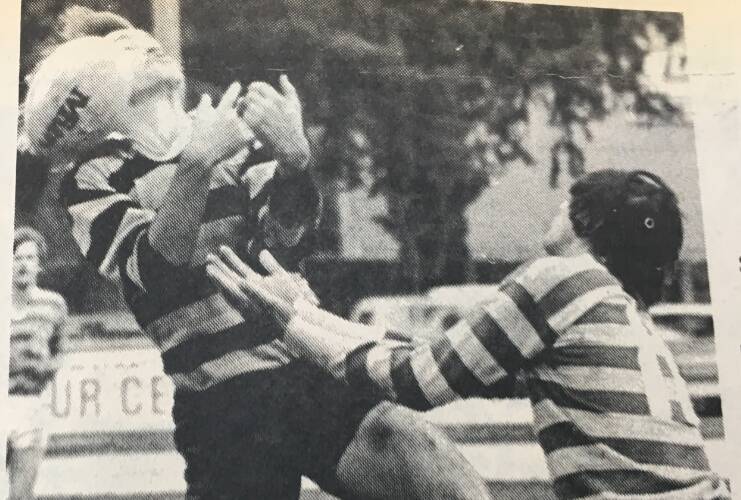 Mitchelle College player Ross Higgings and Bathurst's Mark Watson both missed the ball from a high up and under kick in the 1977 grand final. 