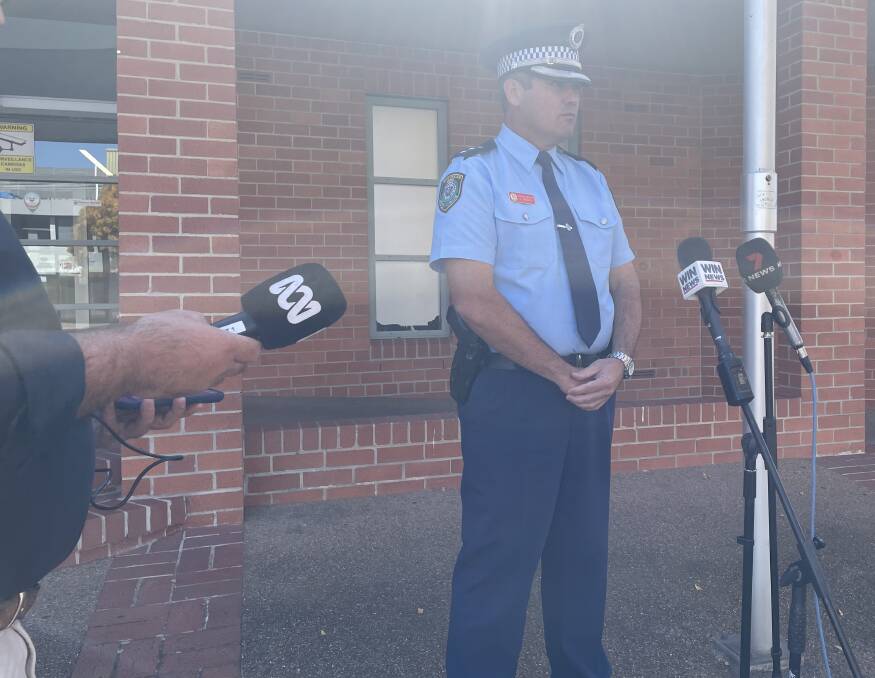 Chifley Police District crime manager, Detective Inspector Geoff Kendall, speaks to the media outside Bathurst Police Station.