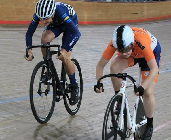 RACING ACTION: Bathurst cycling talent Eliza Bennett (right) does her best to pull ahead of Parramatta Cycling Club's Deren Perry at the Dunc Grey Veledrome on Saturday. Photo: ANDREW TROVAS (ST GEORGE CYCLING CLUB)