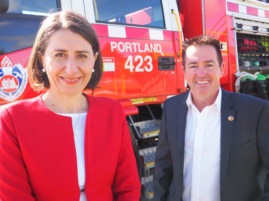 Thank you: NSW Premier Gladys Berejiklian MP and Member for Bathurst Paul Toole MP visit
Portland Fire Station. PB290874.